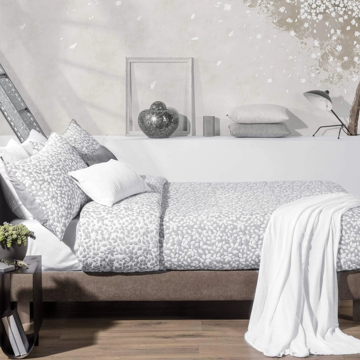 https://sarabiainterior.com/wp-content/uploads/2018/03/colcha-cubrecama-jacquard-reversible-con-cojines-hojas-gris-1.webp