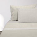 https://sarabiainterior.com/wp-content/uploads/2025/05/juego-sabanas-algodon-cuadros-beige-vichy-wash-1.jpg