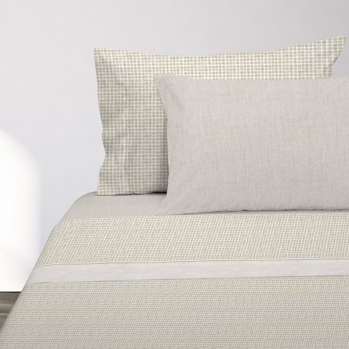 https://sarabiainterior.com/wp-content/uploads/2025/05/juego-sabanas-algodon-cuadros-beige-vichy-wash-1.jpg