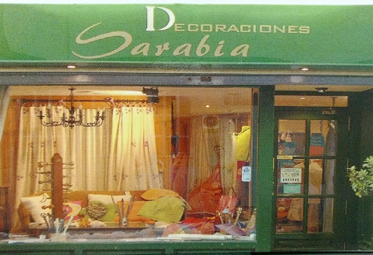 Fachada de Decoraciones Sarabia en Banyeres de Mariola, con toldo verde y escaparate de cortinas
