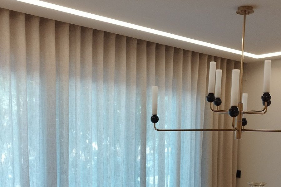Cortinas de lino con caída en ondas en un comedor