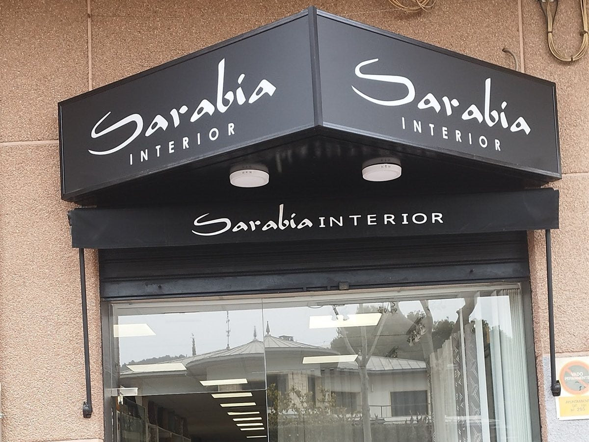 Fachada de la tienda Sarabia Interior en Ibi, con rótulo negro y escaparate